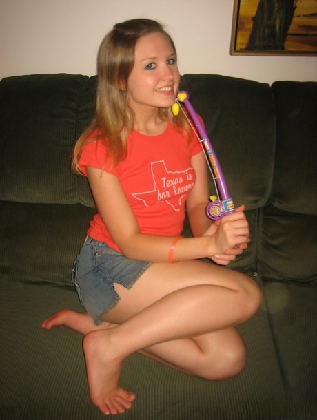 Young amateur gets totally naked before finger fucking on a couch 85701662
