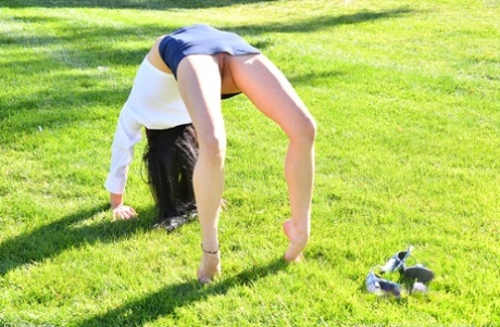 Dark-haired beauty Mila masturbates before displaying her flexibility outdoors 22152892